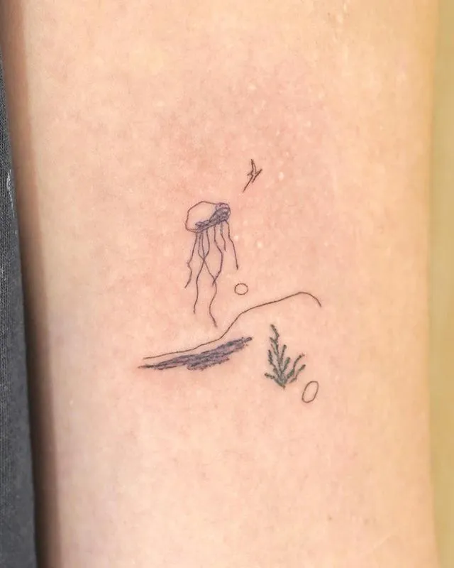 **Jellyfish in Minimal Lines**