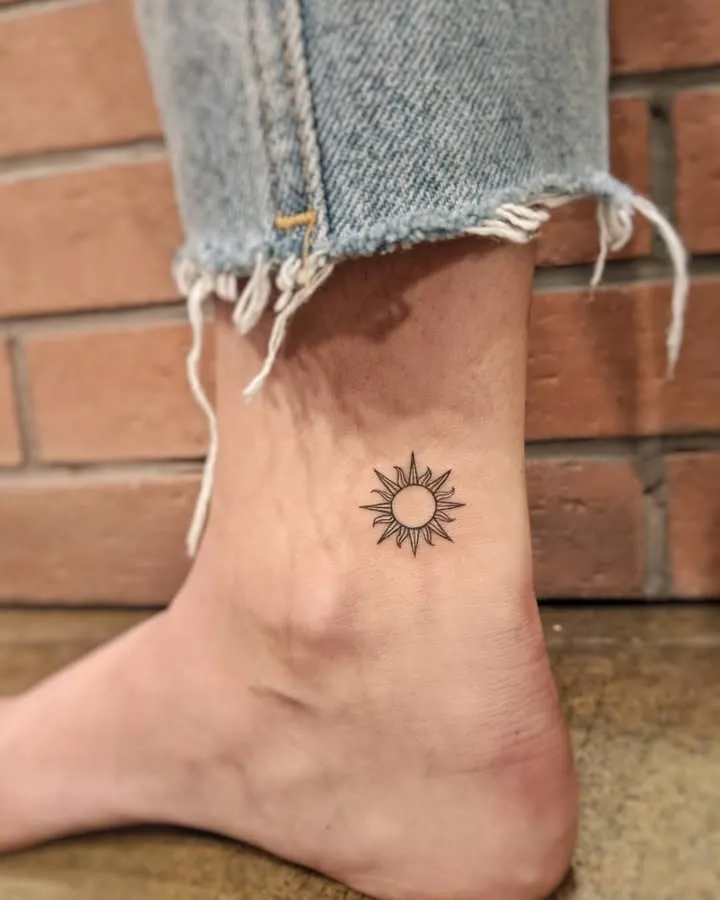 **Minimalist Sunburst Ankle**