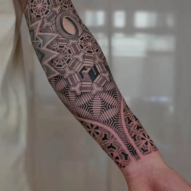 43 Unique Geometric Tattoos That Redefine Symmetry