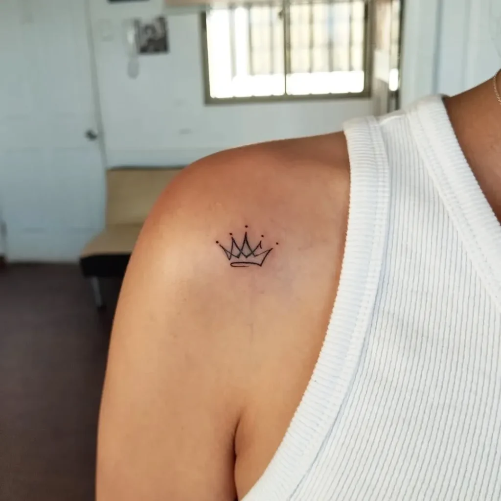 ### Minimalist Crown on Shoulder